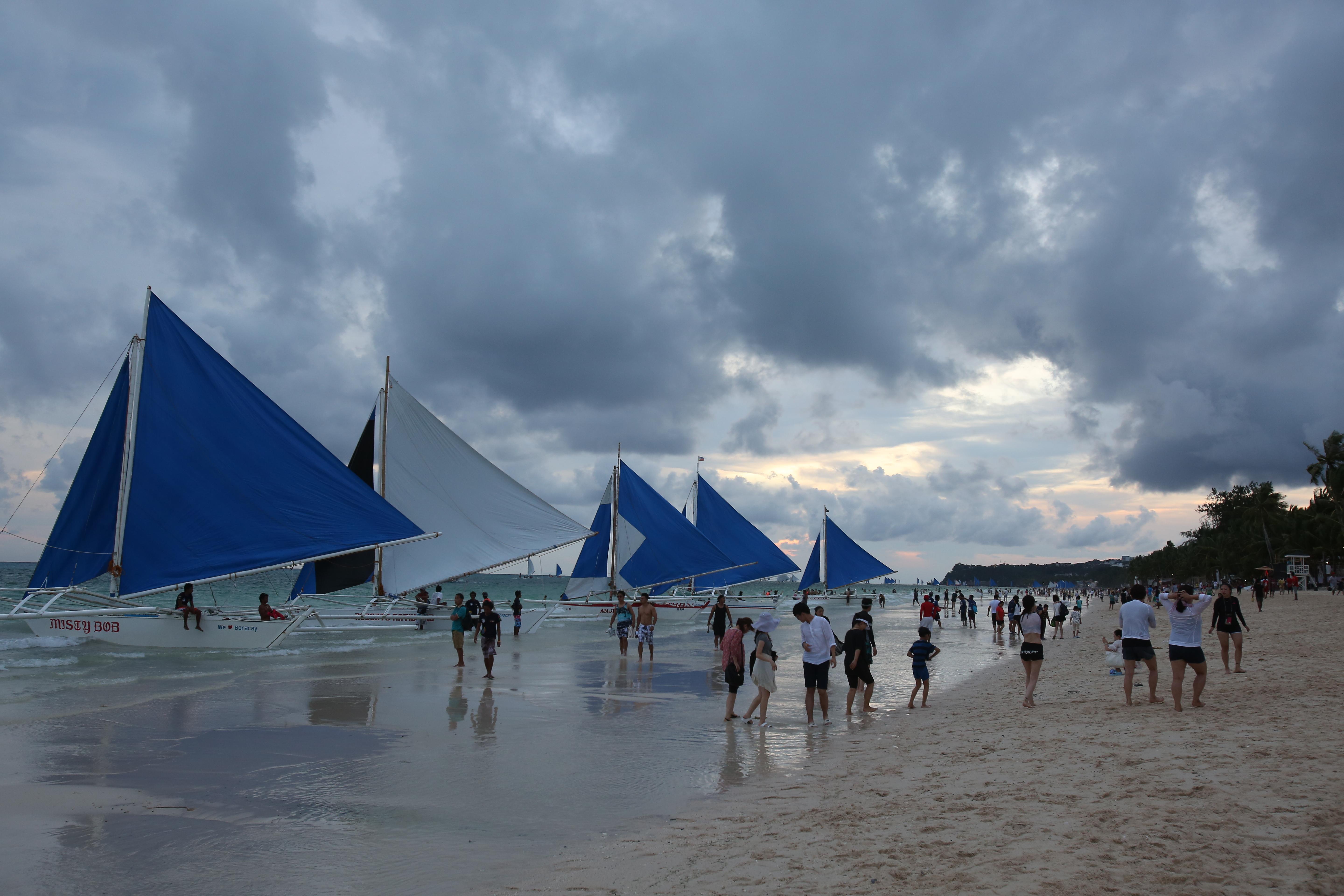 Crown Regency Beach Resort Manoc-Manoc Exterior photo