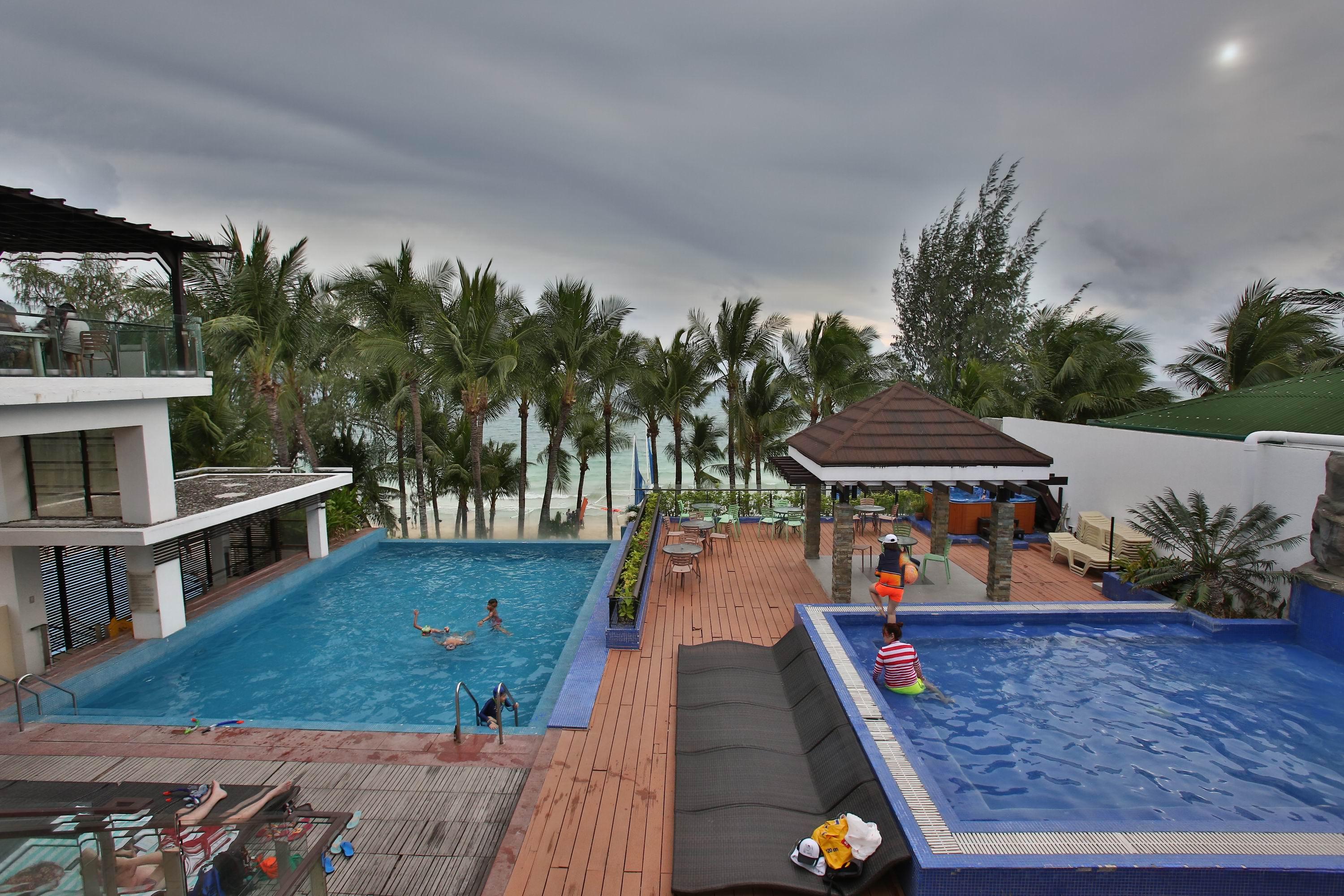 Crown Regency Beach Resort Manoc-Manoc Exterior photo