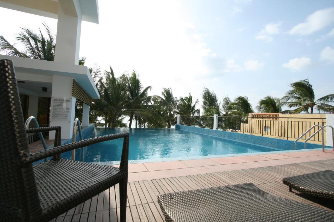 Crown Regency Beach Resort Manoc-Manoc Exterior photo