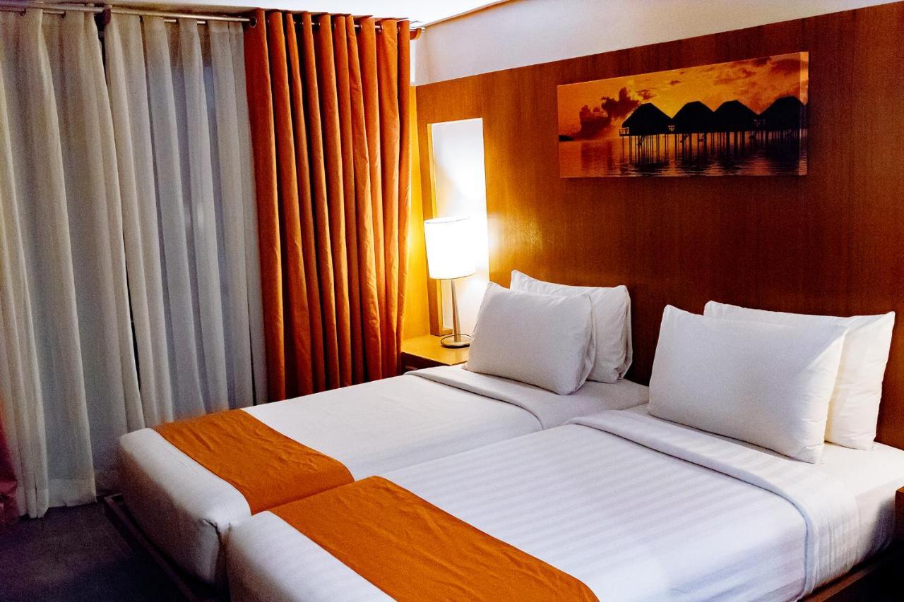 Crown Regency Beach Resort Manoc-Manoc Exterior photo