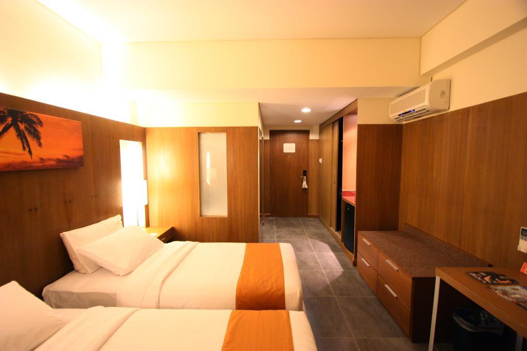 Crown Regency Beach Resort Manoc-Manoc Exterior photo