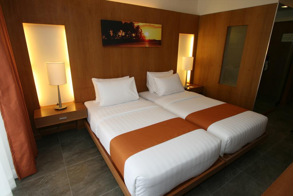 Crown Regency Beach Resort Manoc-Manoc Exterior photo