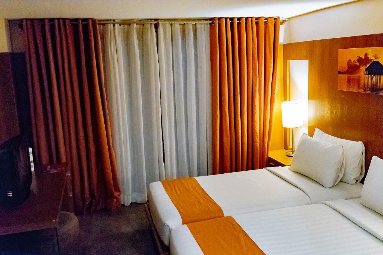Crown Regency Beach Resort Manoc-Manoc Exterior photo